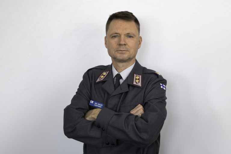 Informaatiovaikuttaminen: Informaatioteknologian uhat, ja niiden torjunta