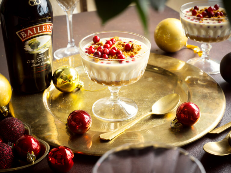 BAILEYS-PANNACOTAN SALAISUUS ON MAKEAN JA KIRPEÄN HIENOSTUNEESSA LIITOSSA: kanelikinuskissa, kermaliköörissä ja puolukoissa.