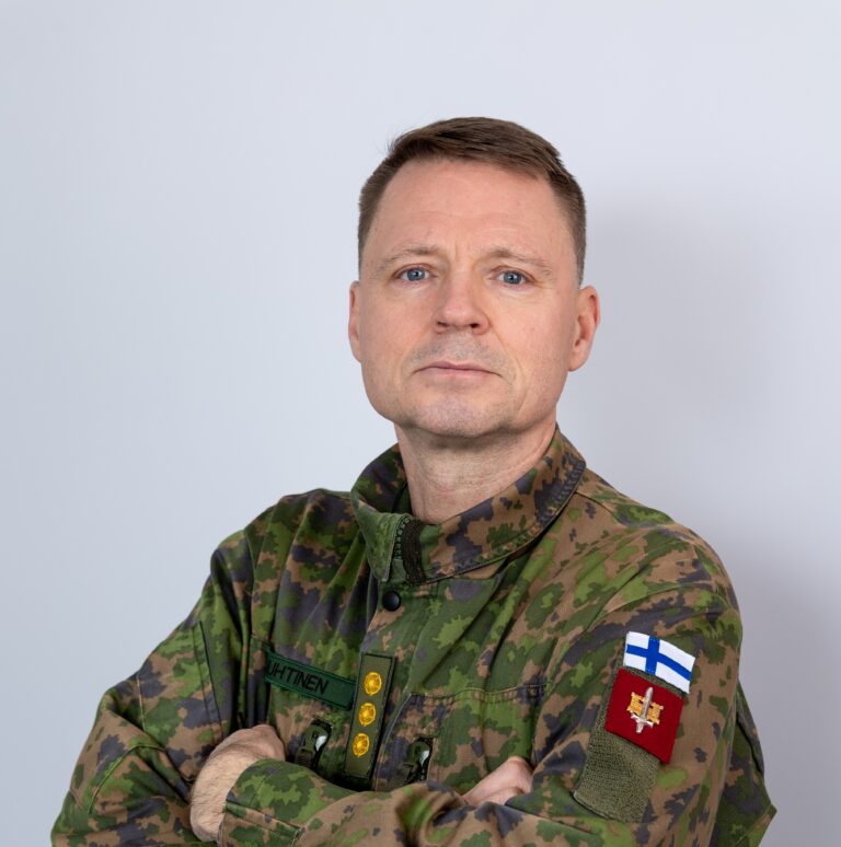 Informaatiovaikuttaminen: Informaatioteknologian uhat, ja niiden torjunta