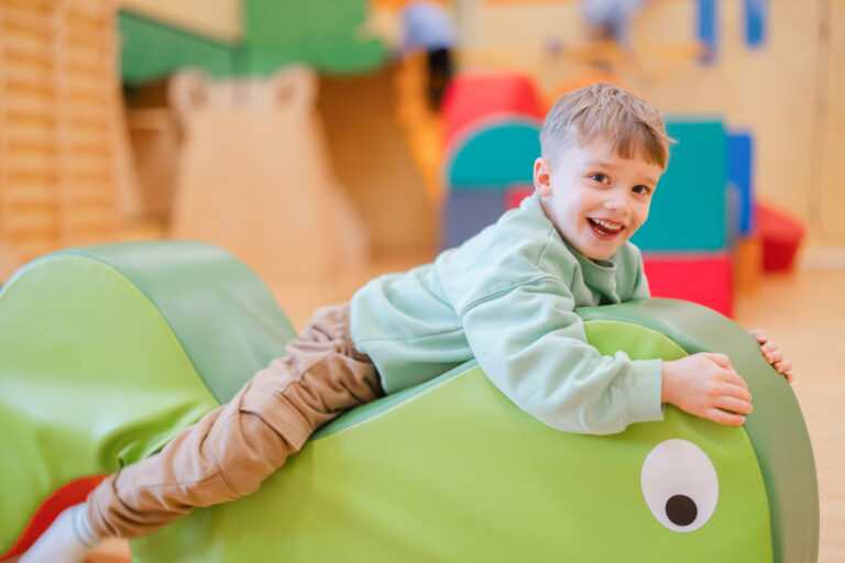 Huomaa hyvä lähellä – Kurikan päiväkodeissa Etelä-Pohjanmaalla arvostetaan hassuttelua